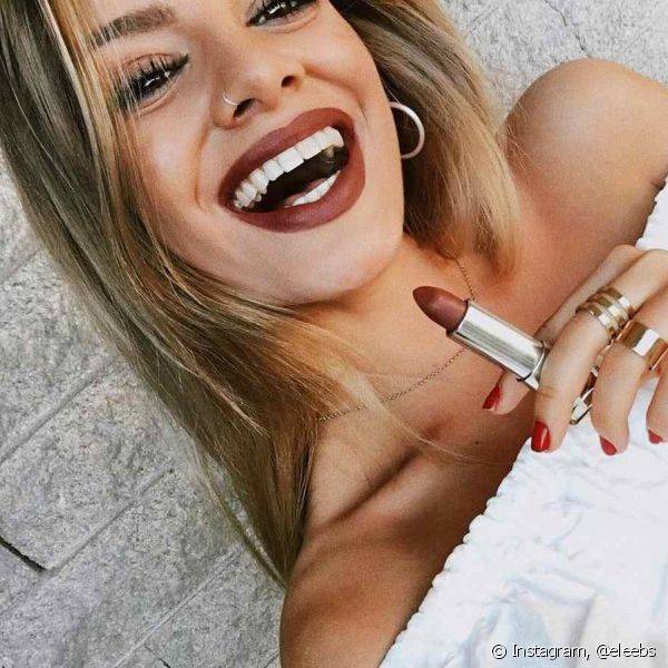 Veja as dicas de maquiagem para loiras e garanta que o visual fique impecável na make do dia ou de festa (Foto: Instagram @eleebs)